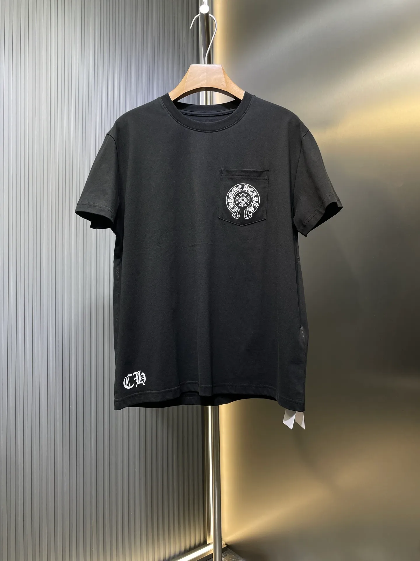 🅿️280 Chrome Hearts 🌟【Top Original】20th Anniversary Vegas Limited Short Sleeves Process description: The fabric is made of 26-woven 200g cotton, ready-to-wear washing process, the printing uses ink printing process + photo glue process, the overall routing is straight and delicate, the fabric is comfortable and soft, the color is consistent and no color difference. It can be matched with the same style to create a fashionable look, control various occasions, customized accessories, complete three standards, the same style for men and women! ⚠️Color: black and white ⚠️Size: SML